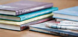 ノートに書いた図を指しながら学習内容を説明する講師の手元