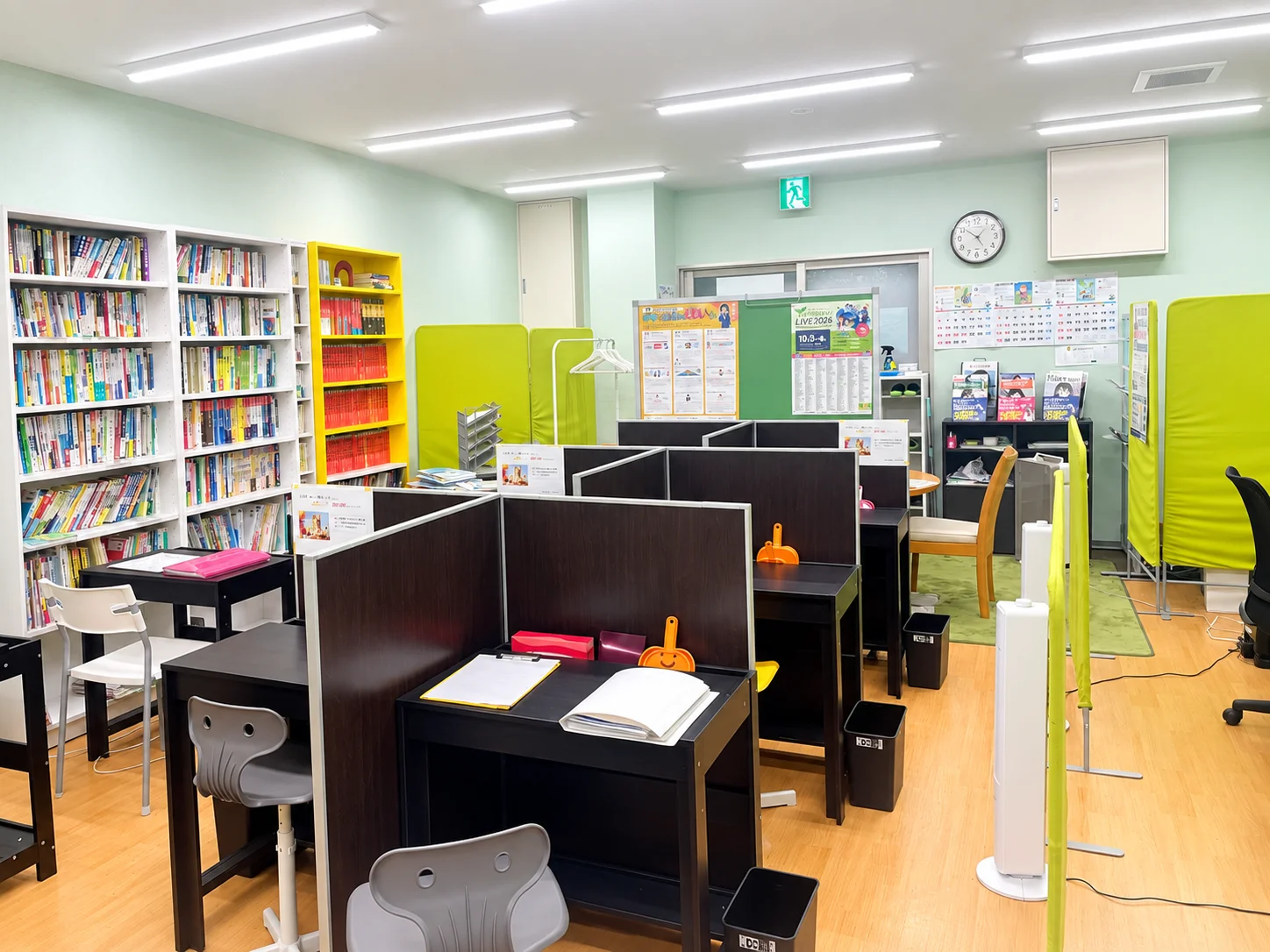 机と椅子、個別ブースが並ぶSSS進学教室大船渡教室の全景