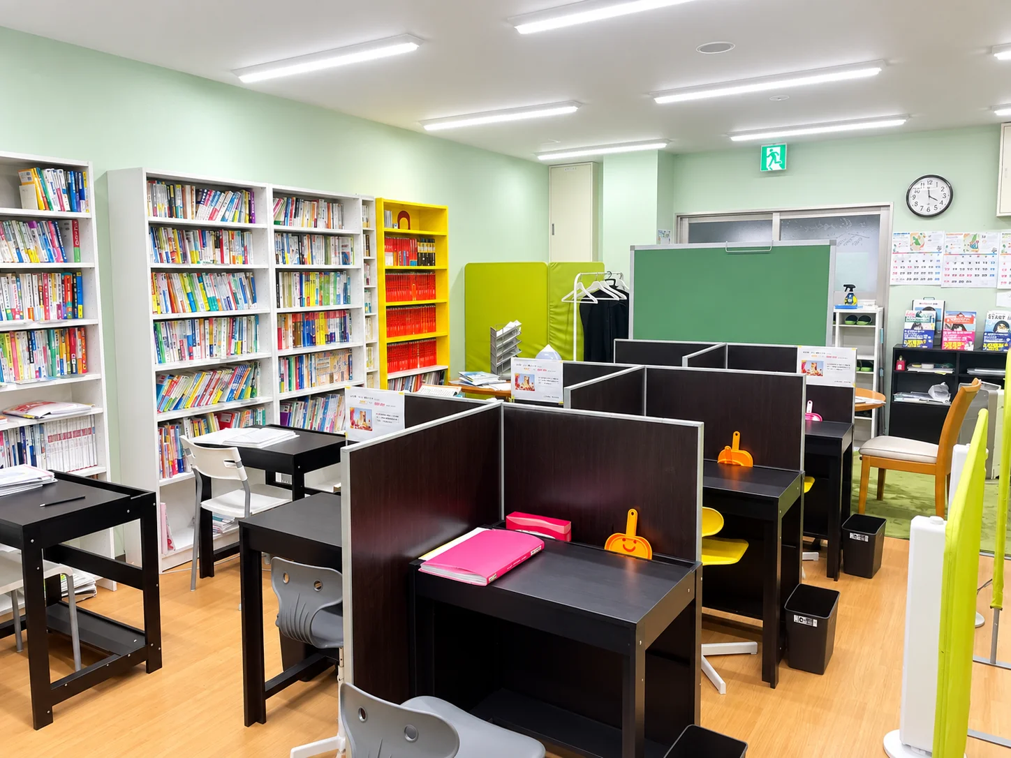 個別ブースの机にノートと教科書を広げ、学習を始める前の手元