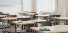 仕切られた個別ブースで講師と生徒が教材を囲む授業の様子